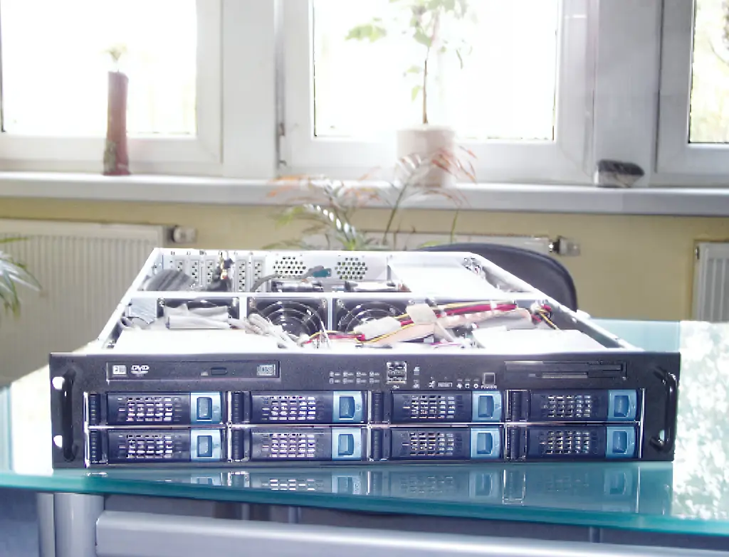 Foto eines RAID-5 Webservers der Firma Webforum